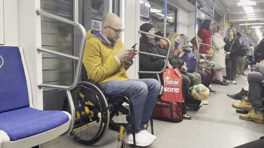 Поезда в метро. Москва. Инвалид.