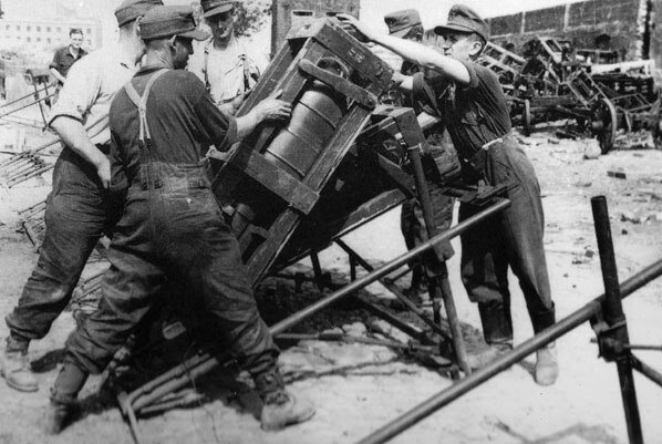  Немцы и ракетная установка.