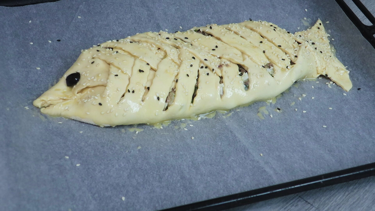 Пирог из слоеного теста с консервированной горбушей — рецепт с фото пошагово