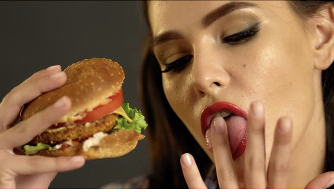 Девушка ест бургер. Девушка с бутербродом. Девушка гамбургер. Девушка ест гамбургер. Сочная голодная