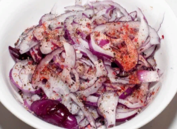 Один из самых простых и банальных рецептов, но очень вкусный. И всего один ингредиенты — это лук. 
И идеале, лук должен быть салатных сортов — белый или красный, но и из обычного репчатого тоже можно приготовить.

Думаю, что данный рецепт совсем скоро побьет все рекорды, так как лук вроде бы еще не подорожал.