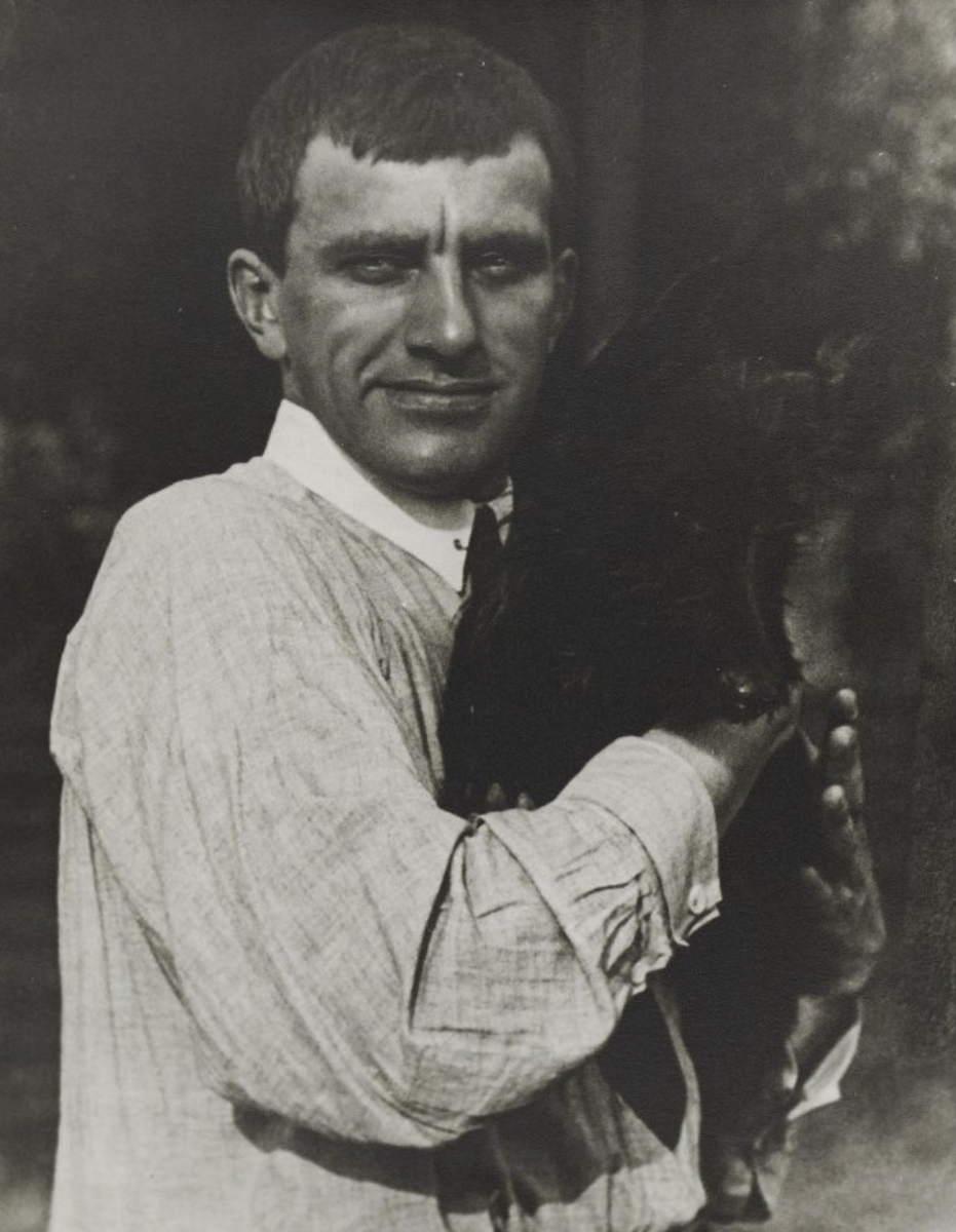 Родченко Александр Михайлович В.В. Маяковский со Скотиком. 1924. Отпечаток с авторского негатива, 1992. Краснодарский краевой художественный музей имени Ф.А. Коваленко
