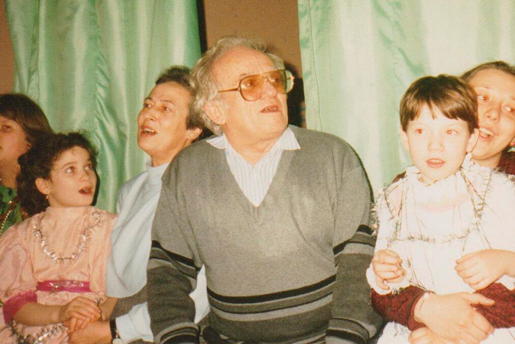    Виктор Столбун в детском коллективе в конце 90-хИ личного архива Элеоноры Филиной
