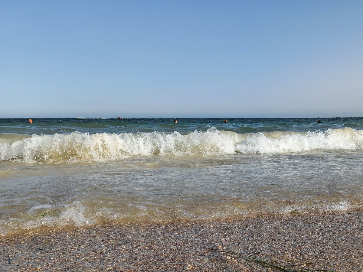 Выплескиваясь на берег, волна из поперечной превращается в продольную))
