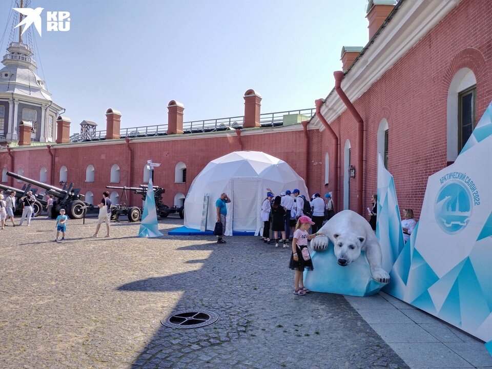     По территории Петропавловки расставили "снежные иглу". В них развлекают ребятишек, рассказывают про туристические маршруты, проводят квесты. Арина МИФТАХУТДИНОВА