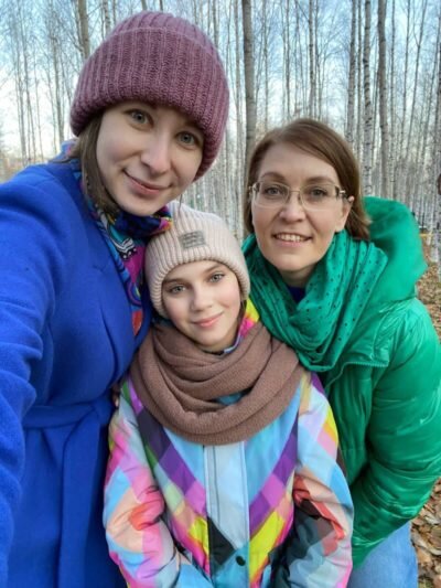 Старшая дочь Людмилы Рита помогала Алине делать домашние задания, адаптироваться к школе.