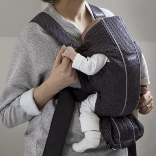 Вы без труда усадите ребёнка в рюкзак, а ваши руки при этом останутся абсолютно свободны