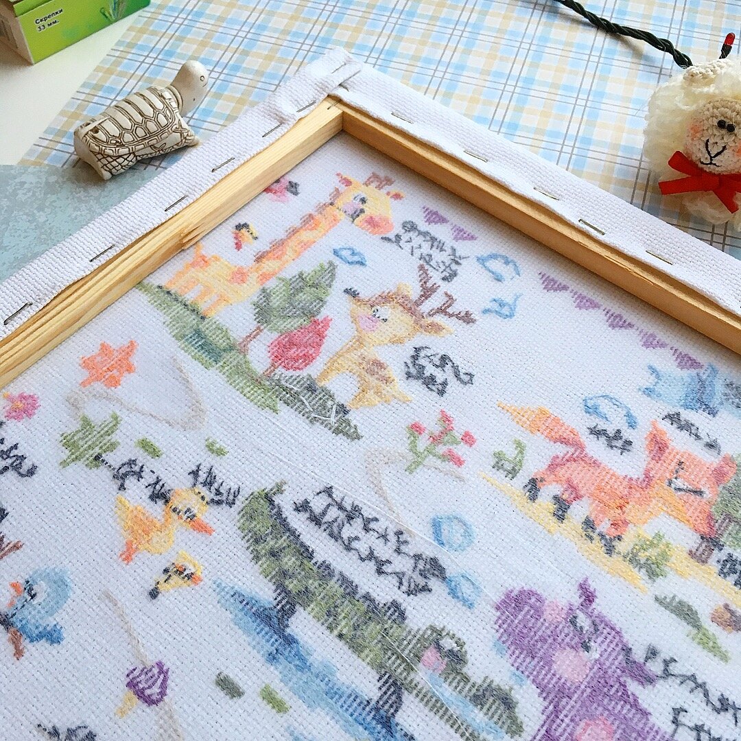 Изнанка прикрыта флизелином, но качество всё равно можно рассмотреть. 2018 г.