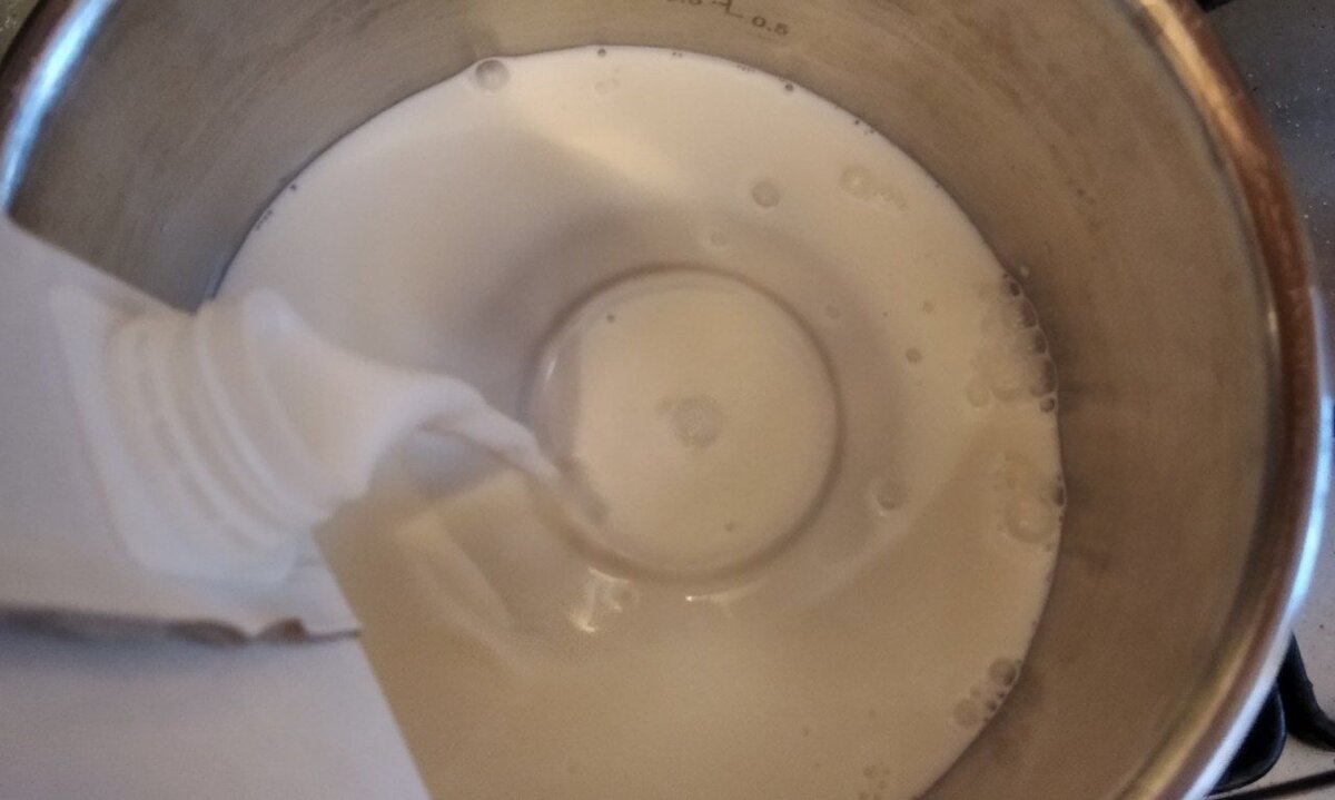 Диаметр блюдца чуть меньше, чем ёмкость