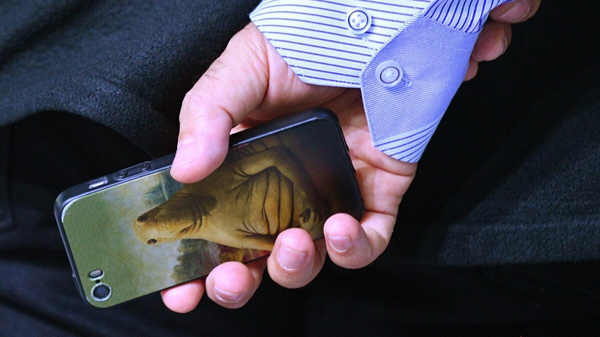    Телефон с рисунком Ждуна© РИА Новости . Евгений Биятов