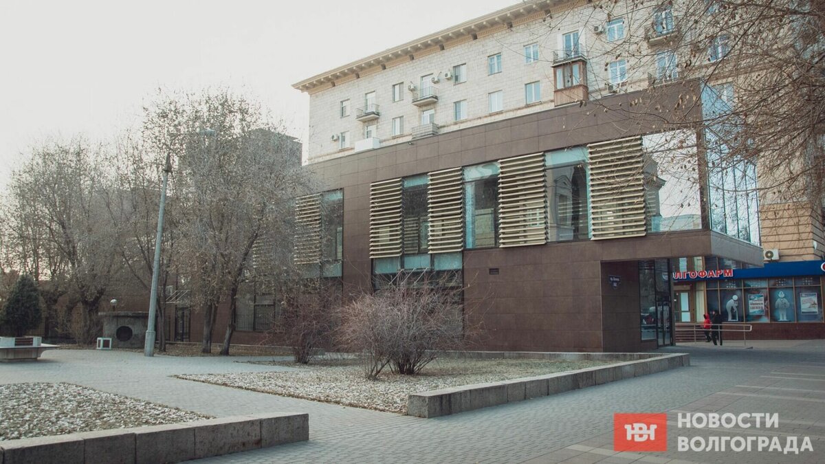     Супермаркет «ВкусВилл» открывается в скандальном депутатском фудкорте в центре Волгограда, несмотря на то, что прокуратура до сих пор в судах добивается сноса здания. Владельцы искали первого арендатора пять месяцев.