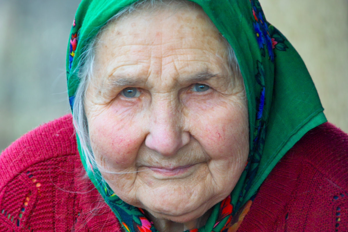 Сморщенная старушечья а глазки. Фотографии бабушек. Пожилая женщина в платке. Старенькая бабушка. Милые бабушки.