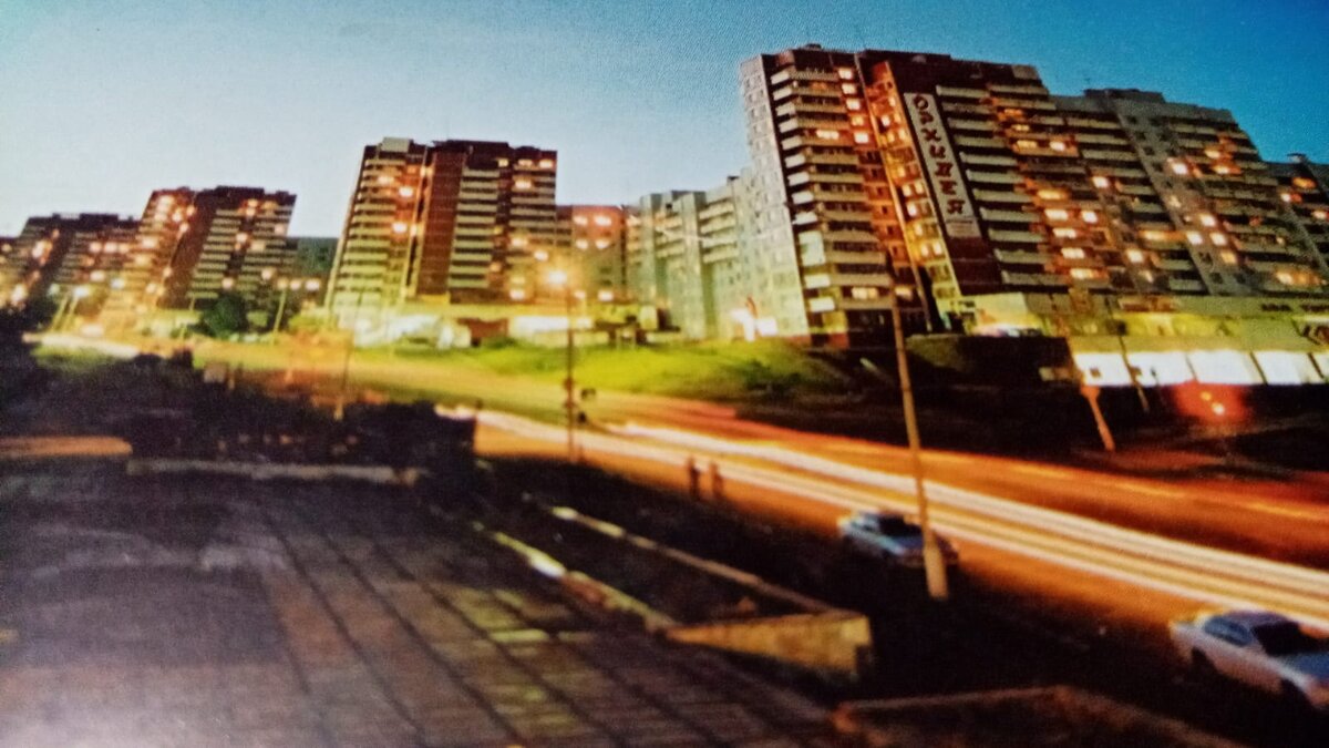 Фото автора с картинки ночного города Усть-Илимска.