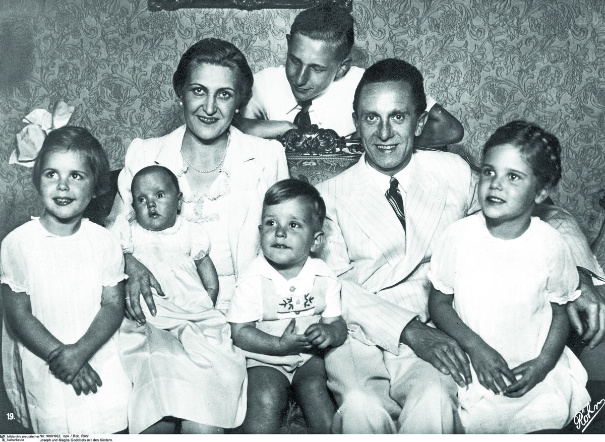 Йозеф геббельс с семьей. Магда геббельс. Жена геббельса магда. Йозеф и магда геббельс с детьми. Магда геббельс и гитлер.