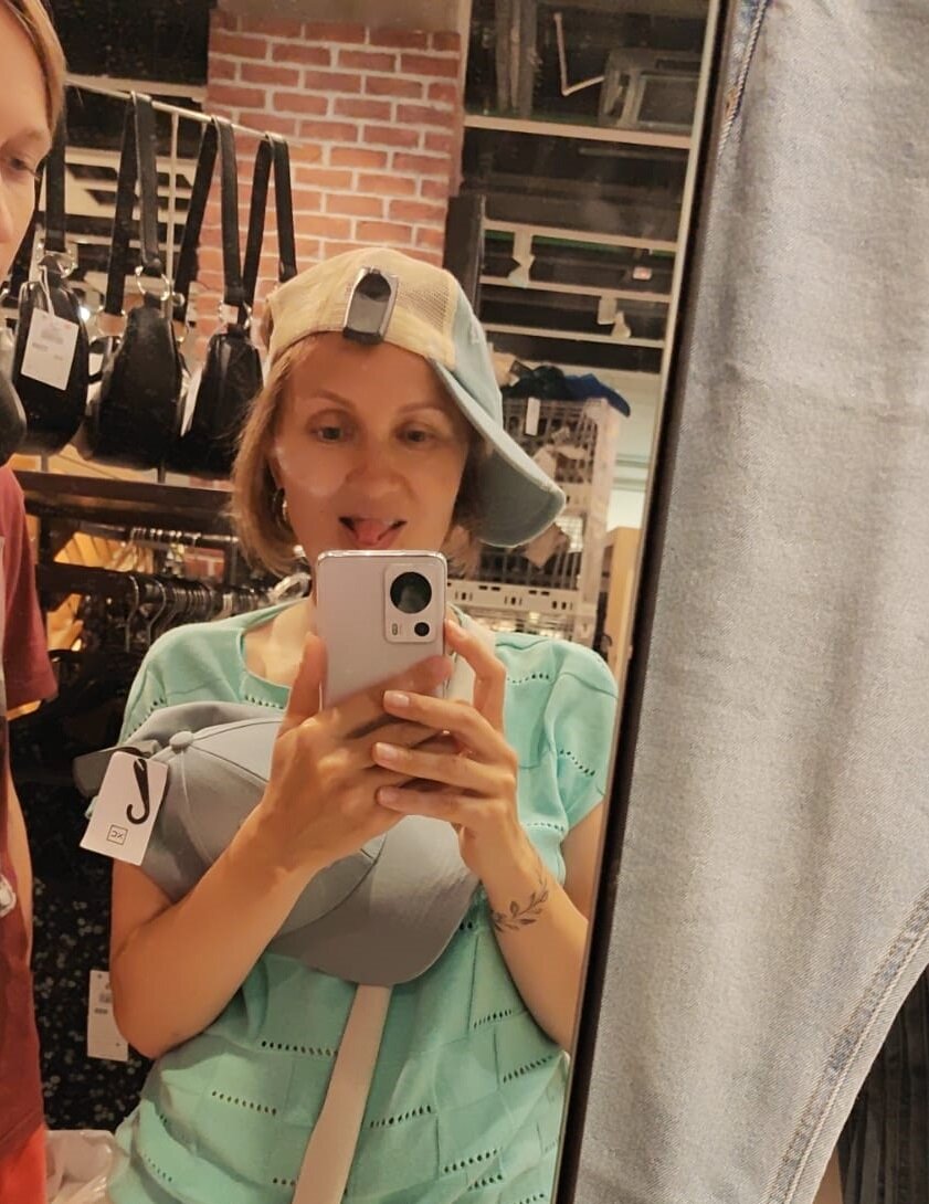 42, а ума...) Это мой натуральный цвет)) Сына намеренно обрезаю. Он считает, что я - горе в семье (из-за ведения блога). Но ему 17, он может считать всё что угодно, главное, что дает мне доступ к своему местоположению))