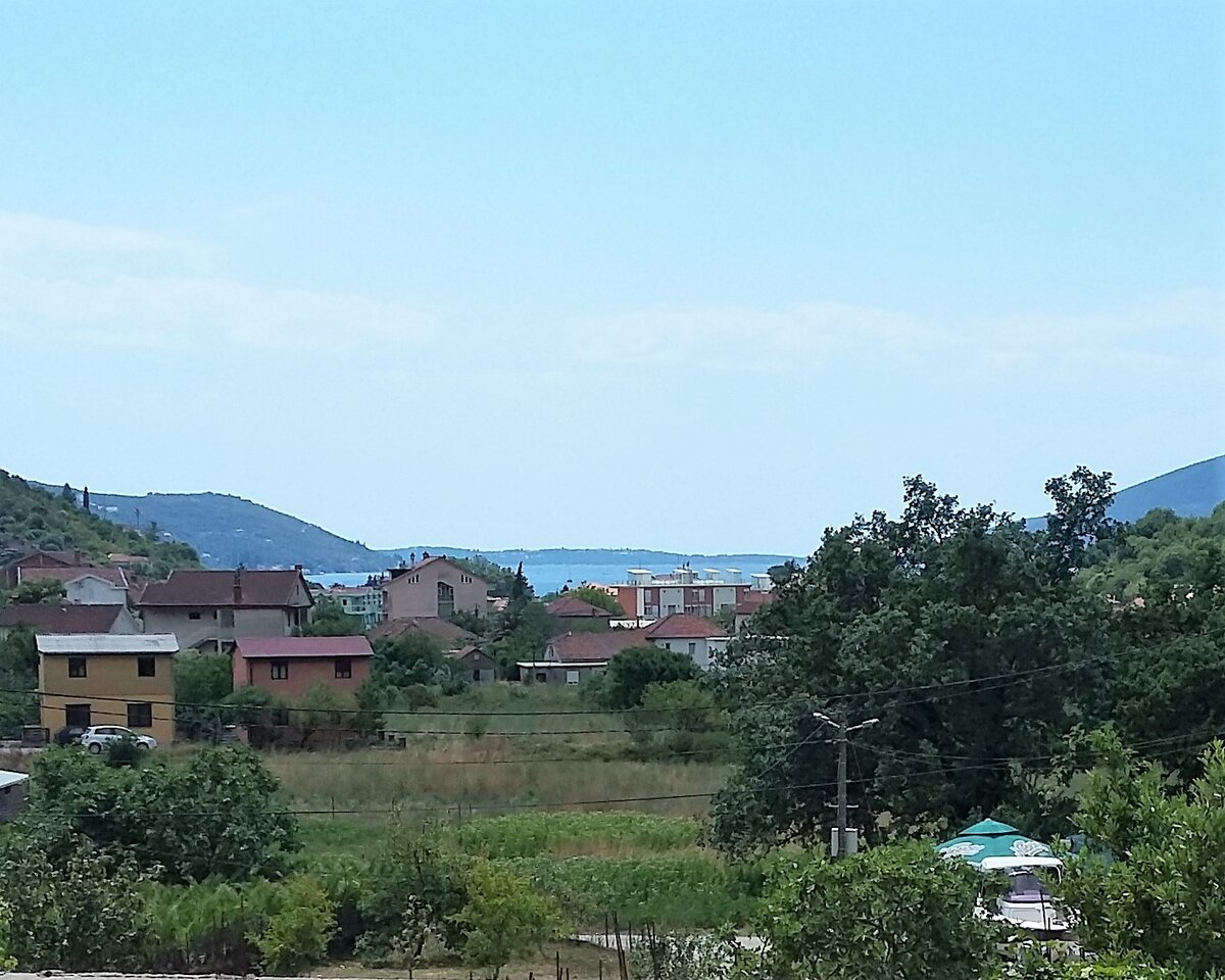 Вид прямо из дома, где мы жили