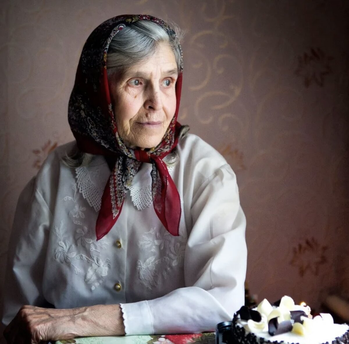 Красивая русская старушка. Старушка в платке. Бабушка фотопортрет. Пожилая женщина в платке. Старуха в платке.