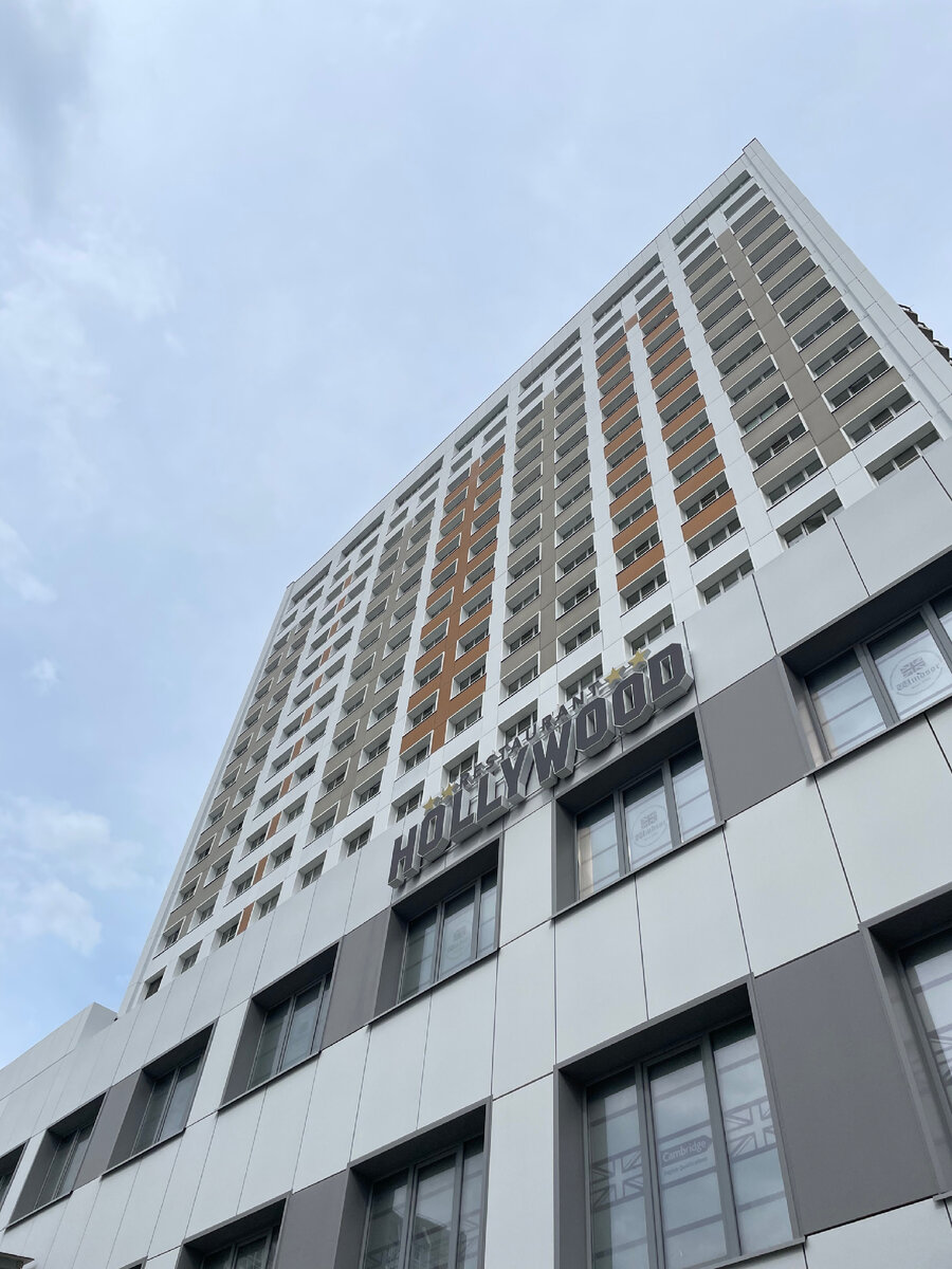 Вид с основного входа 