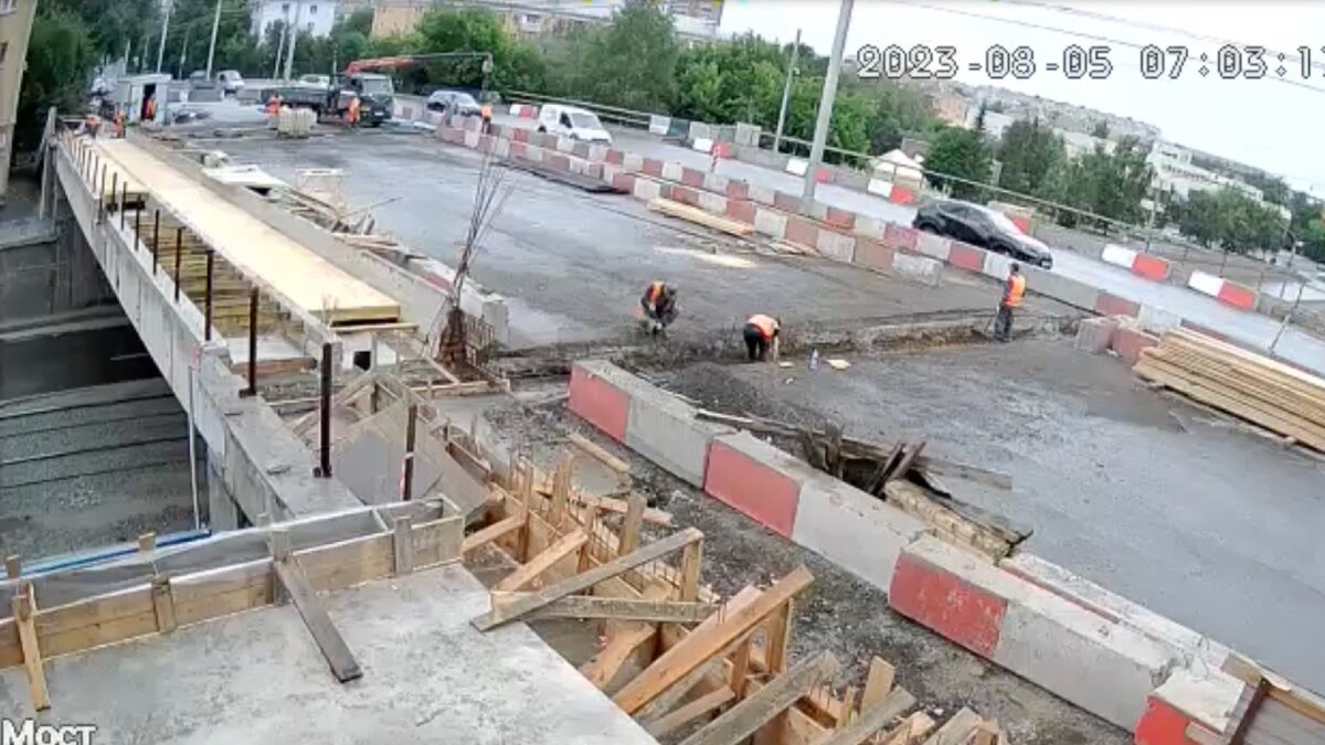     В Красноярске на Мичуринском мосту установили камеры видеонаблюдения, чтобы усилить контроль за рабочими. Они устраивали себе «лишние перерывы».
