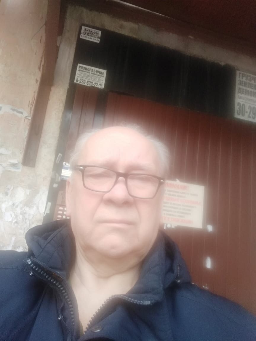    Кто уберет висюльку: в центре Брянска на 4-м этаже дома с ЗАГСом повис на соплях балкон avchernov