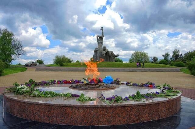 Спасибо, что подписались на мой канал, вы помогаете его развитии. Памятник казненным в Змиёвской балке в августе 1942 года. / Rost.galis / Commons.wikimedia.org