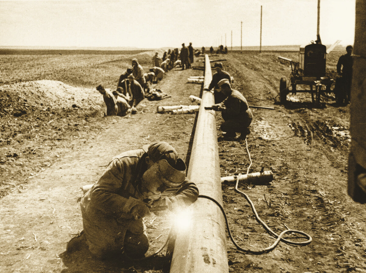 Первый магистральный газопровод саратов-москва. История газоснабжения. Магистральный газопровод саратов москва. Газопровод ставрополь-москва 1955. Нефтепровод шаим тюмень.
