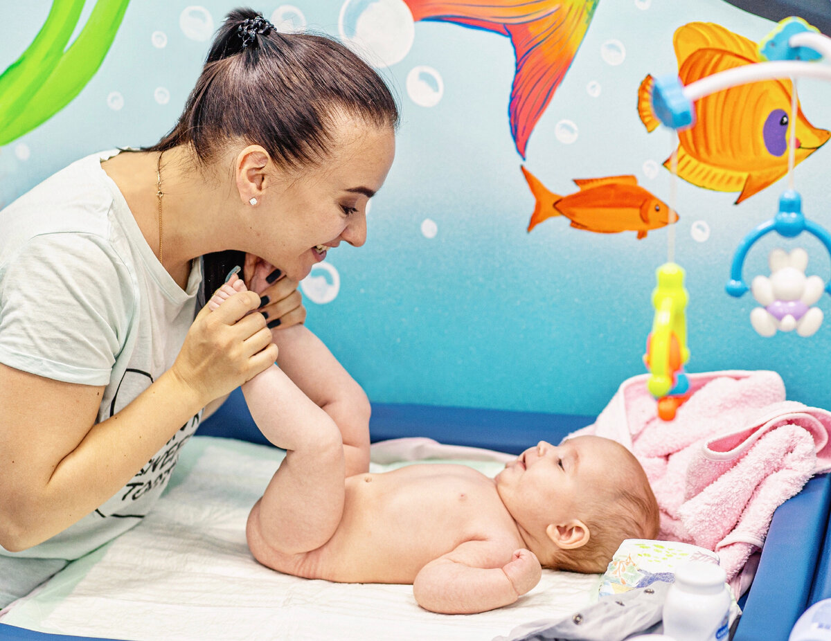 Родители могут самостоятельно делать своему ребенку ежедневный легкий общеукрепляющий массаж