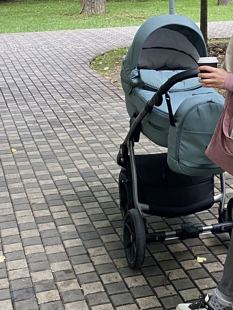 Гуляю с дочерью в парке.