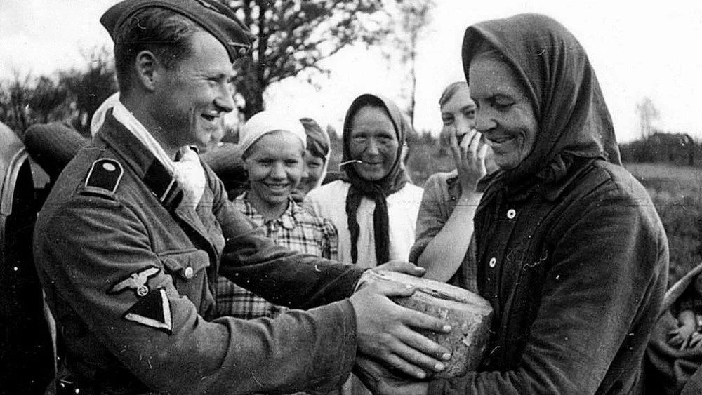 Советский человек в оккупации. Немецкие солдаты с русскими детьми. Добрый немецкий солдат.