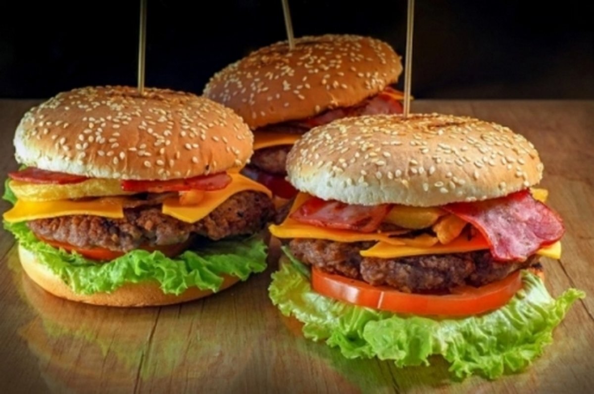    Гастроэнтеролог Неронов объяснил, что фастфуд не заменяет полноценный обед