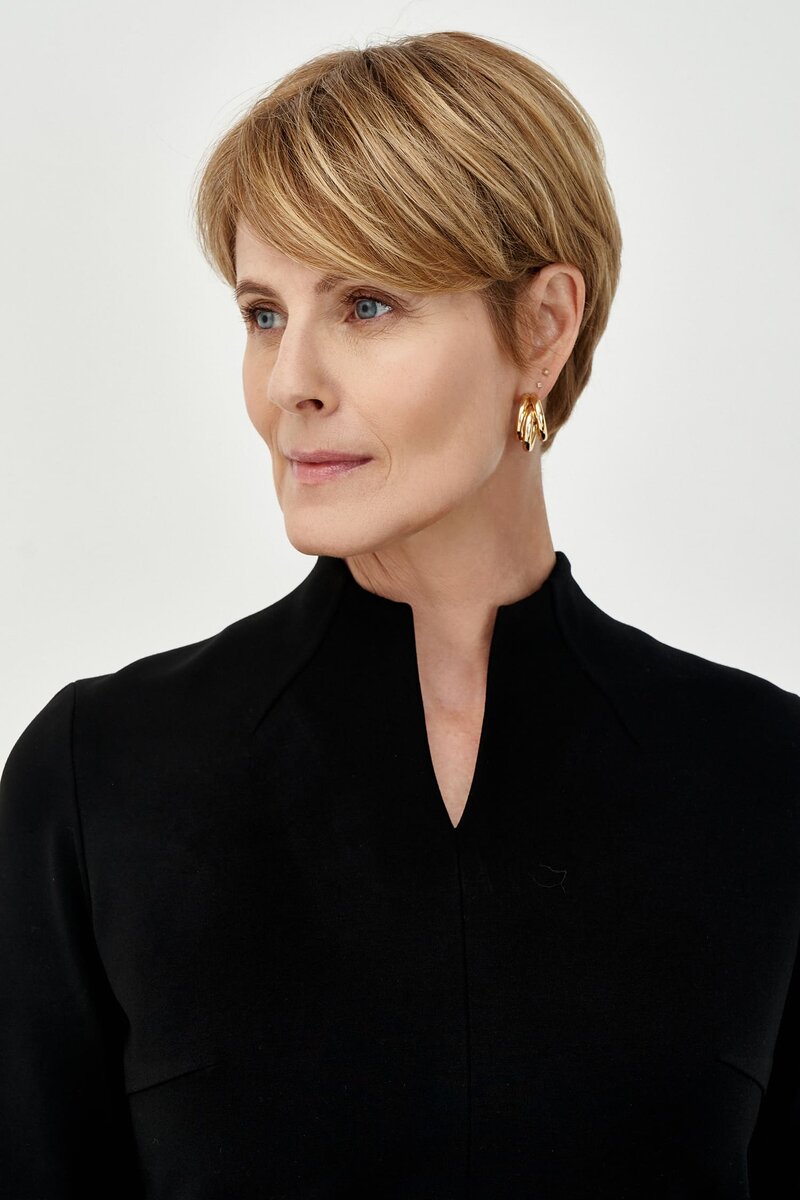 Платье-футляр от MONO8 и акцентные серьги