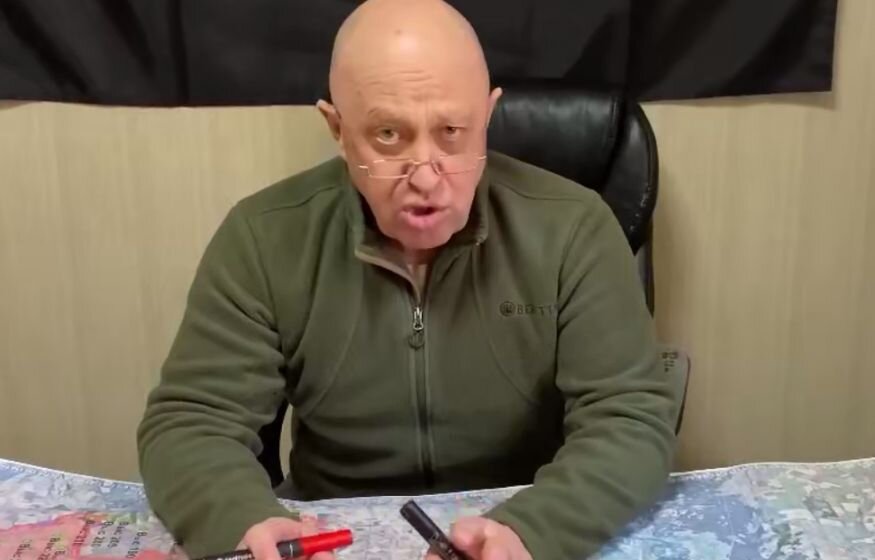    Мужчину, похожего на Пригожина, заметили на одной из школьных линеек в РФ