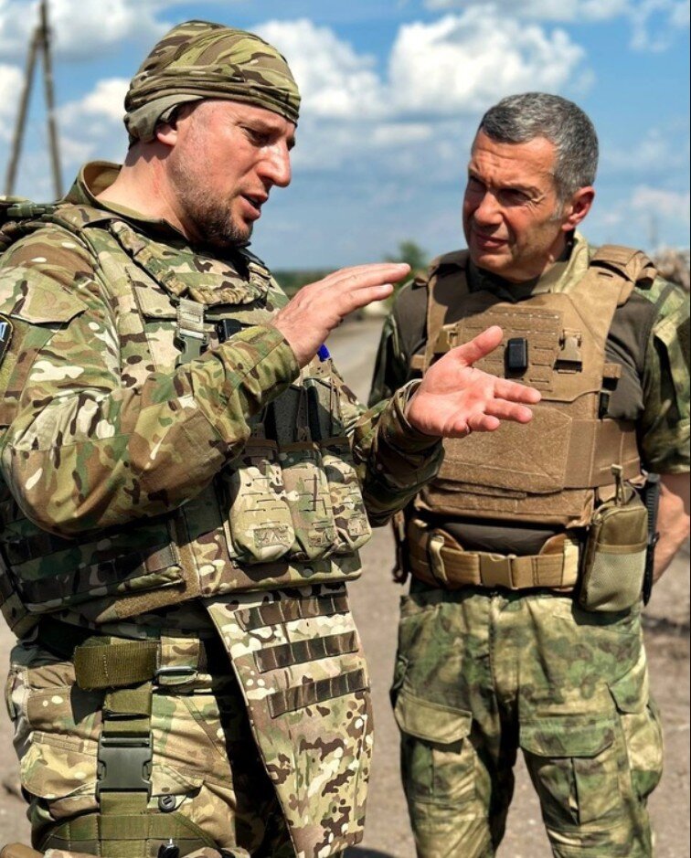 У нас и на передовой-то далеко не у всех такие жилеты были. Я уж не говорю о том, для чего ему нож на поясе, – консервные банки вскрывать или врагов резать? 