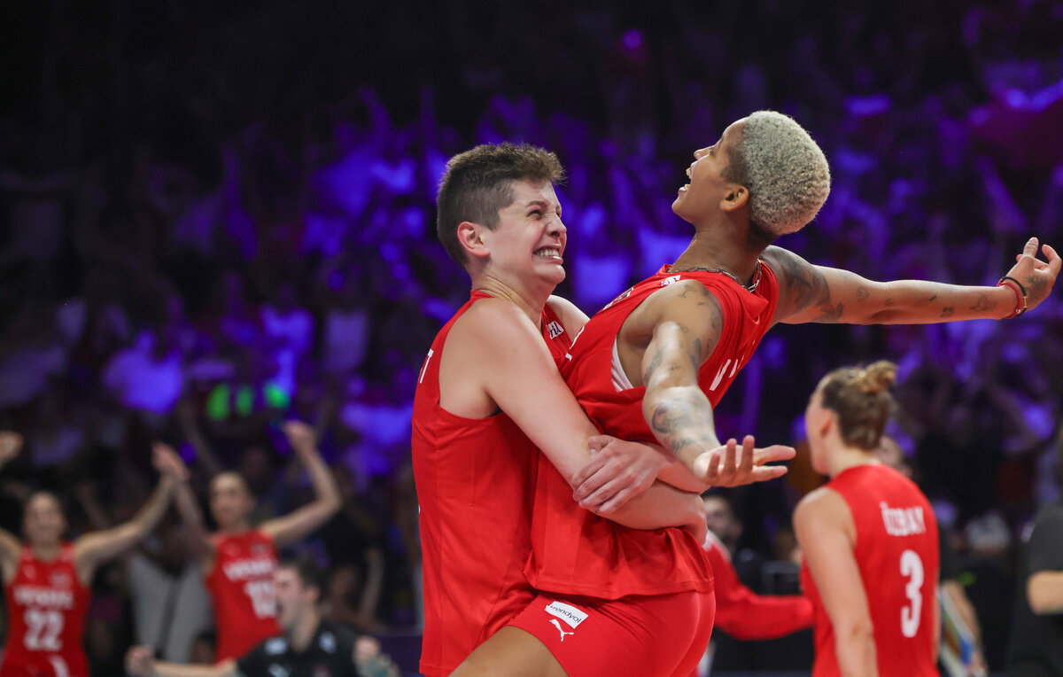    Волейболистки сборной Турции Эбрар Каракюрт и Мелисса Варгас  EPA-EFE/OLIVIER MATTHYS