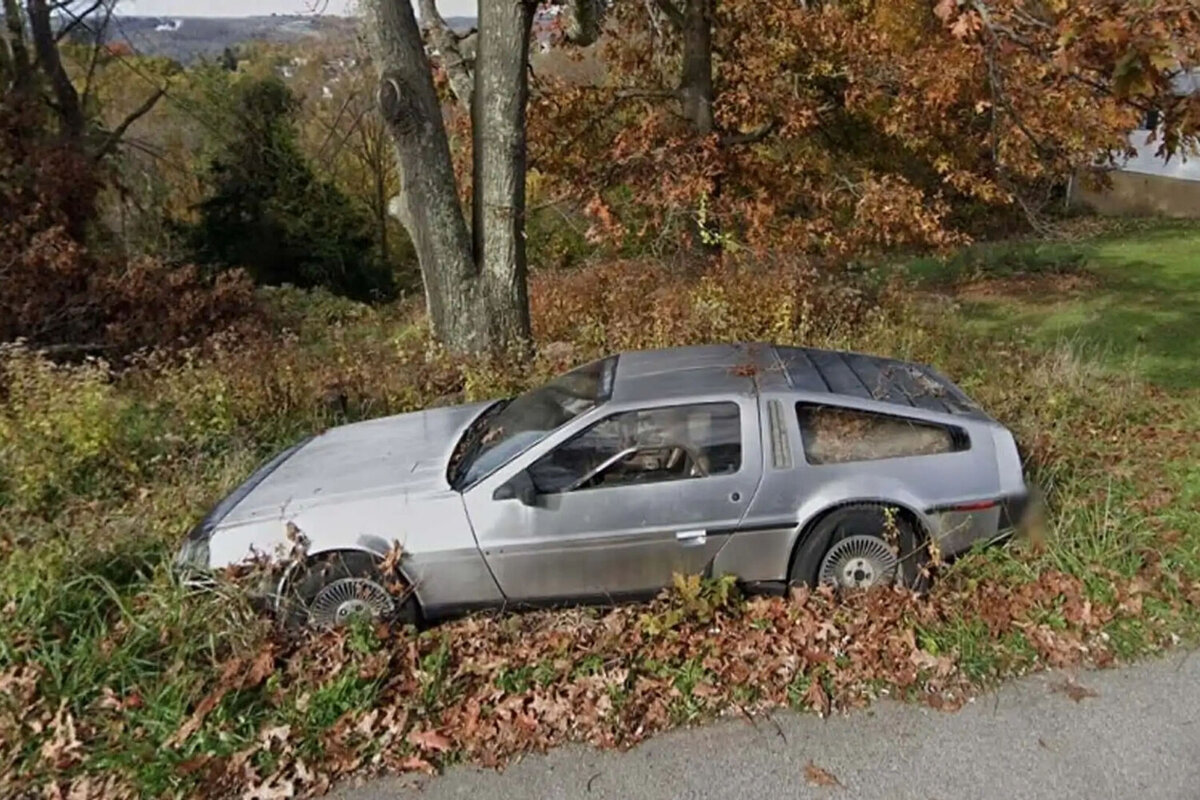 Легендарный DeLorean DMC-12 из «Назад в будущее» нашли брошенным на картах  Google | iXBT.com | Дзен