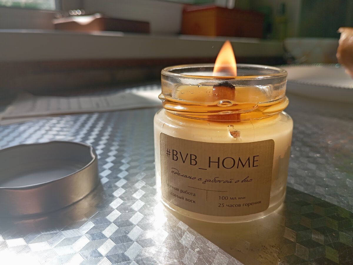 Было заявлено, что это апельсин и корица, но мне чувствуется мед с корицей