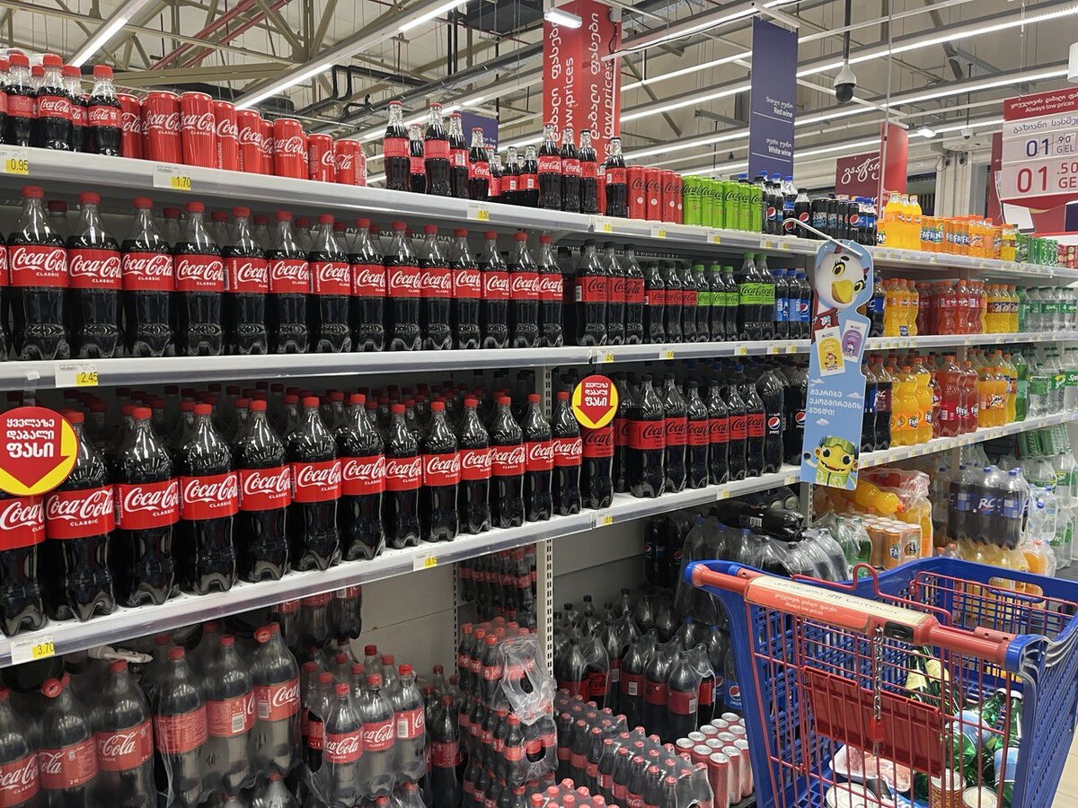 Товары от 20 000. Пластиковая посуда в пятерочке ассортимент. Хозтовары ассортимент для магазина. Скидки картинки. Скидки канцтовары акции.