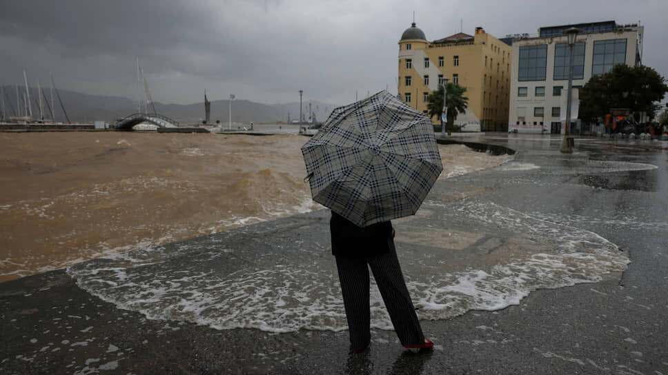    Волос, Греция. Человек держит зонт во время ливня, вызванного штормом «Даниэль» Alexandros Avramidis /Reuters