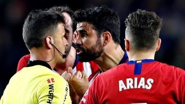 Фото: EurosportПо информации испанской прессы, 30-летний футболист оскорбил мать арбитра встречи Хесуса Хиля Мансано. Ему за это грозит четыре матча бана.

