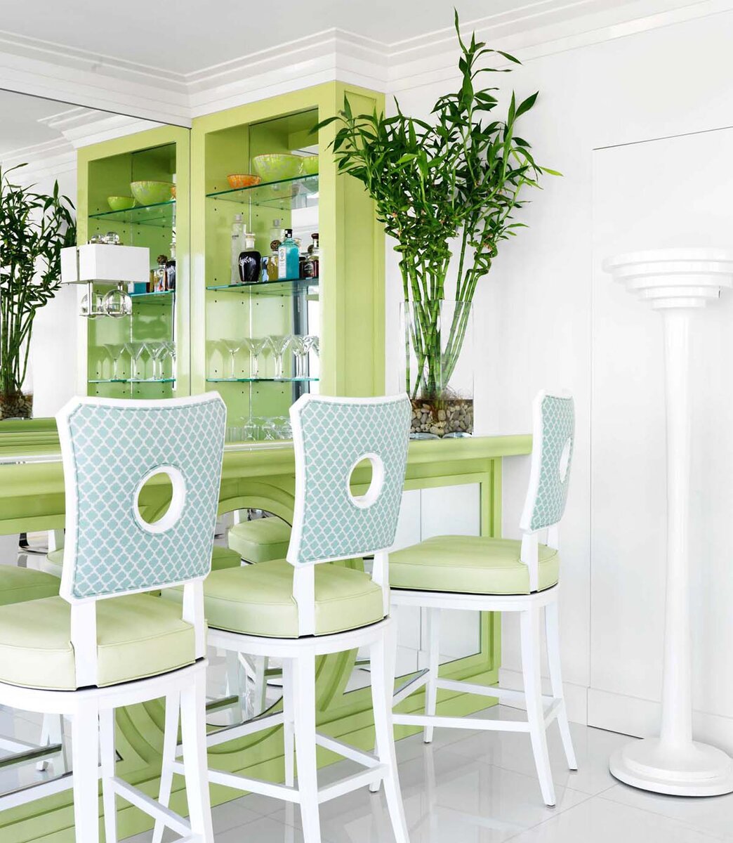 Дизайнерские стулья для кухни. Интересный ход для небольших комнат: за счёт установки большого зеркала пространство визуально кажется больше 