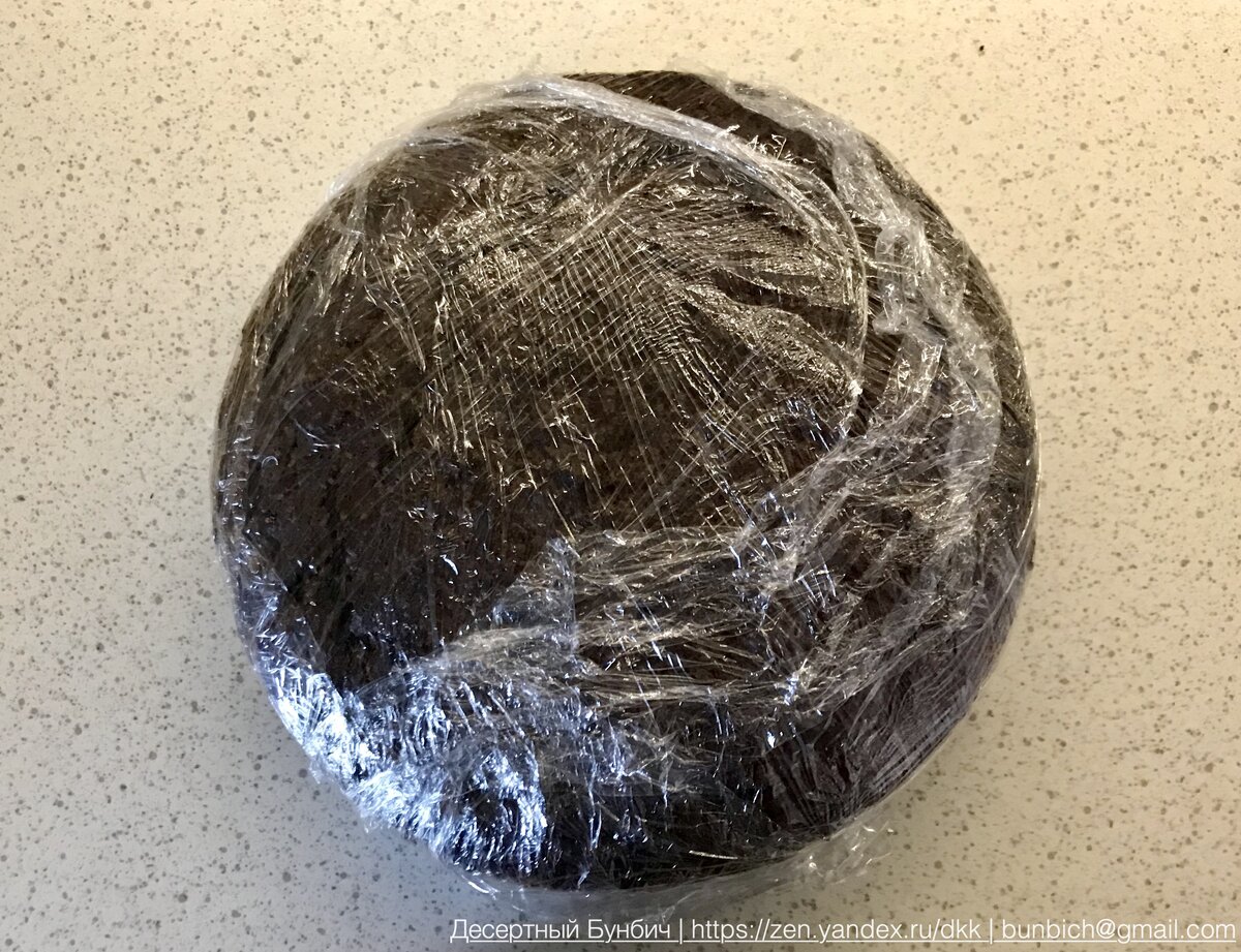 Пищевая пленка убережет бисквит от лишних запахов