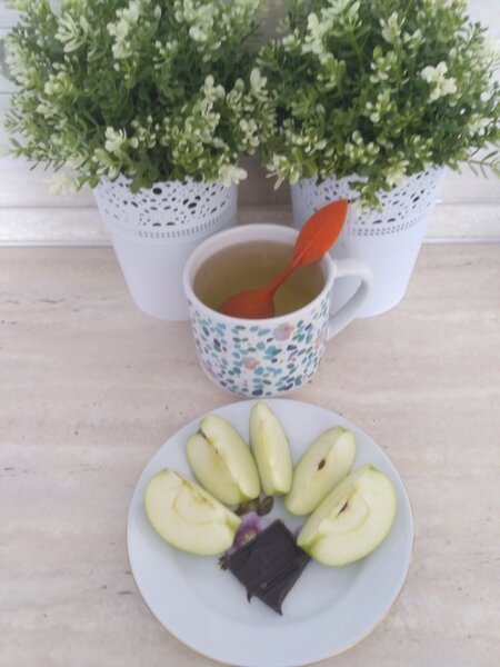 Фотография перекуса: яблоко и долька горького шоколада