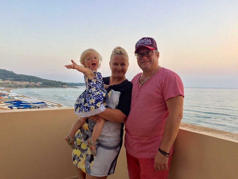 Ян Иоаниди с супругой и дочкой