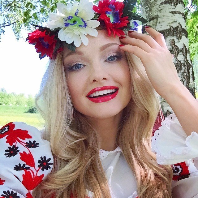 У меня никогда не было кумиров. Я не была фанатом никаких артистов, певцов, писателей и художников. Я не умирала ни от одной песни. Если спрашивали кто мой любимый певец или фотомодель. Я никого не могла назвать. Я была равнодушна. Ну, т.е. я отмечала для себя, что вот это талантливо, вот этот человек интересные вещи говорит, у этого необычное творчество. Я просто отмечала и жила дальше. И немного свысока смотрела на тех, кто с придыханием следил за своим кумиром, ездил на концерты в другой город, судорожно бежал покупать билеты и взахлеб рассказывал новости личной жизни своей звезды. И так было с юных лет. Мне даже иногда было странно, что я так устроена. Я любила читать. В студенческие годы запоем читала Александру Маринину, Харуки Мураками. Но у меня никогда не возникало желания узнать что-то  из жизни данных авторов. Но вот настал момент! В 2012 году в контакте я увидела Катю Кобу из Белоруссии.