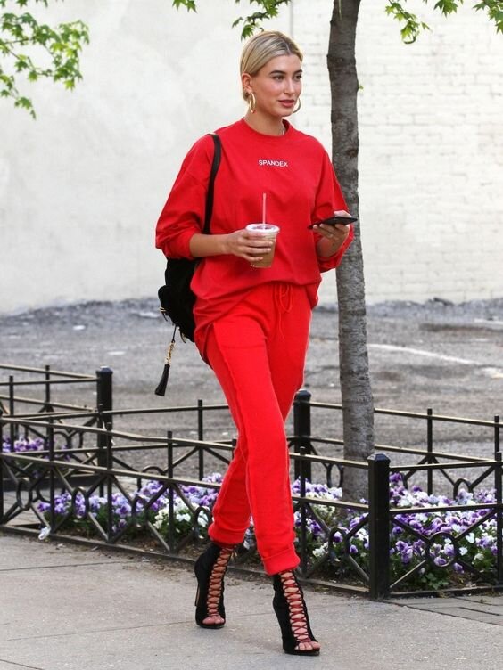      Казалось бы, что может быть необычного в красном спортивном костюме? Попробуй сочетать его с обувью на каблуке и образ заиграет по-новому