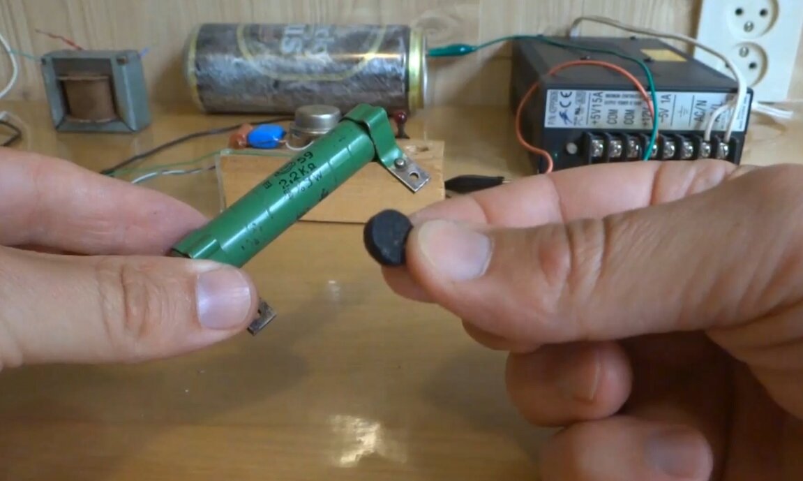 Угольная таблетка хороший резистивный элемент и на её базе я уже сделал РЕОСТАТ  https://youtu.be/AXSwyo7O-ko  и даже Электронные Весы https://youtu.be/8hk9CI-8Vco