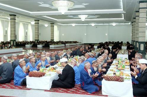  Организованный Гурбангулы Бердымухамедовым садака. Фото с сайта Turkmenistan.gov.tm