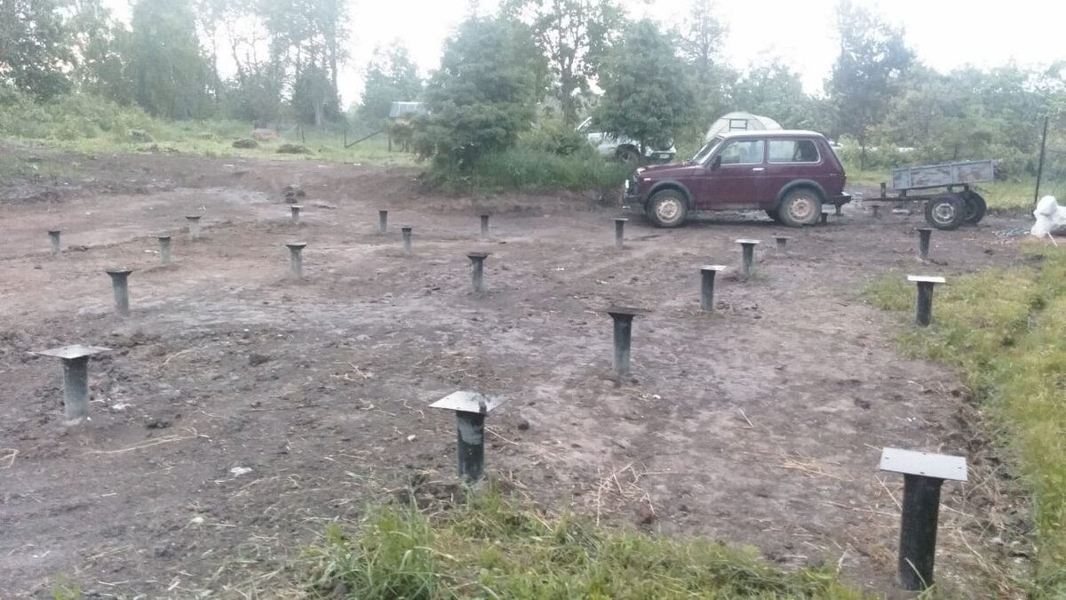 Грунт (примерно по капот нивы) - вынут одной лопатой. Сломалась в самом конце. Металл - рулит! :)