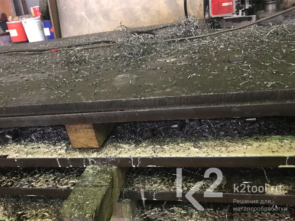 Кондуктор расположен над деталью.