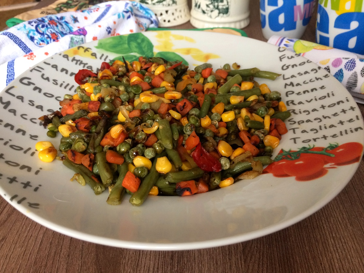 
Еще один способ быстрого снижения состоит в посещении бани, в которой легко и приятно можно скинуть два-три килограмма за счет обильного потоотделения. Но перед посещением стоит посоветоваться с врачом, ведь при некоторых заболеваниях такая процедура категорически запрещена. Для достижения эффекта в среднем потребуется три часа времени, при этом необходимо правильно подготовится к такому походу. За два-три часа до бани нельзя употреблять пищу и обильное питье. В самой сауне или бане необходимо чередовать парную с отдыхом. Оптимальное время нахождения в парилке не должно превышать десяти минут, после которой обернувшись полотенцем стоит отдохнуть и попотеть. При этом обязателен контроль самочувствия. При малейшем его ухудшении процедуру необходимо прекратить. В перерывах между заходами в парную лучше всего пить небольшими порциями горячий чай на основе трав.